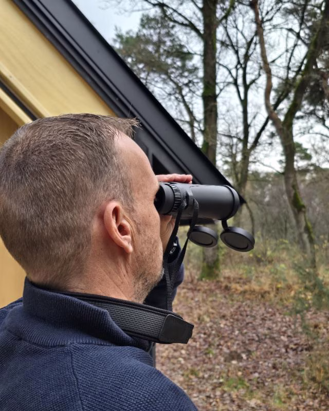 Met verrekijker vogels spotten