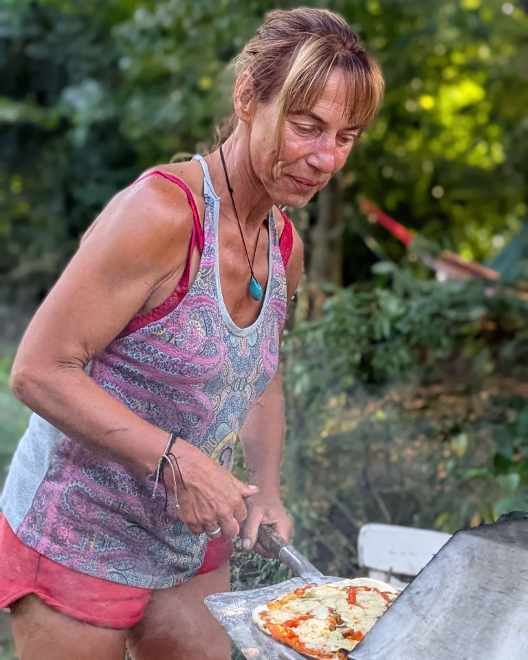 Pizza's worden gebakken door Janneke