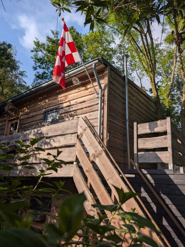 Een zelfgebouwde treehouse aan de rand van de bossen